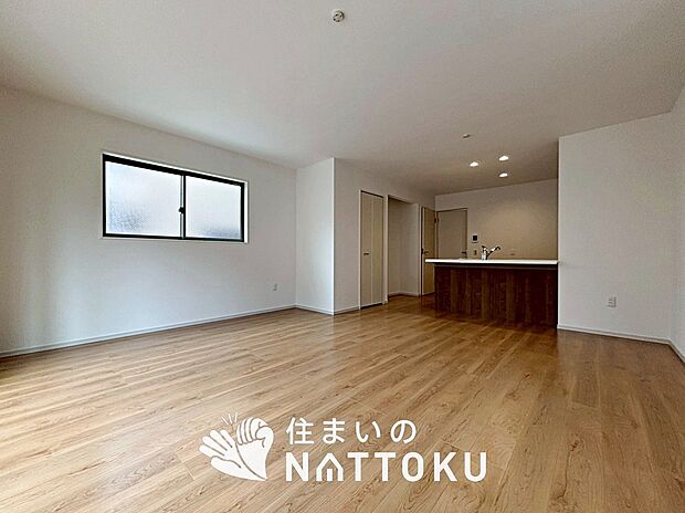 【現地写真（リビング）】フローリング材には、木目、色調など木材特有の風合いがあり、ナチュラルな美しさになっています。