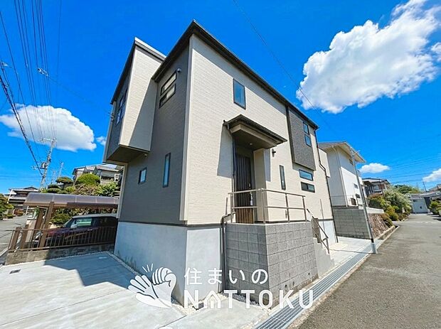 【現地写真(外観)】雨で汚れを落とし、耐久性・耐候性に優れた外壁を使用しています。