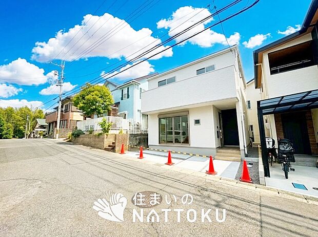 【現地写真（前道含む外観）】お引渡し後も無償の定期点検を行っており、暮らしの安心をお届けしています。