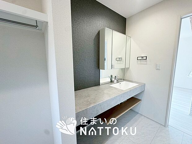 【洗面台・洗面所】鏡の両サイドは、必要なものを取出しやすく、大きな鏡面で朝の準備も快適。
使いやすいリフトアップ機能付きのシングルレバーシャワー水栓付です。

