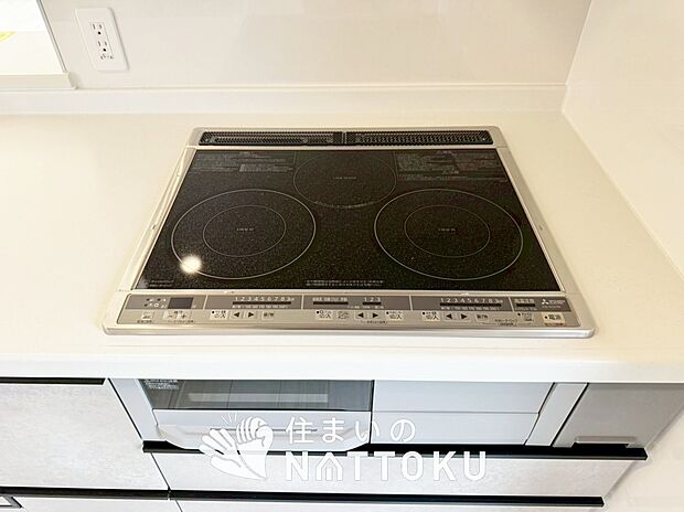 【ビルトインコンロ】フラットな構造で清掃性が高く、過熱防止センサー付３口タイプで日頃の家事も快適です。