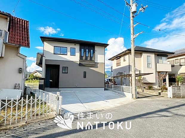 【現地写真（前道含む外観）】軽くて火災に強い屋根材を採用し、地震時の建物への負担や揺れを軽減しています。