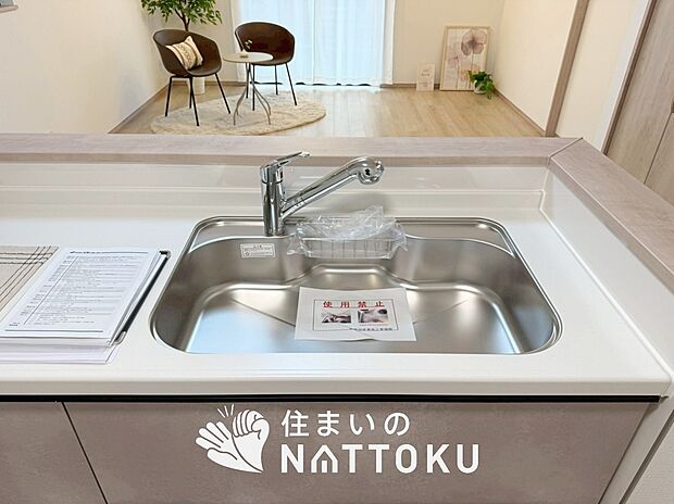 【浄水器内臓ハンドシャワー付シンク】広々とした凸型シンクに洗剤ポケットを標準装備。すっきり収納できます。
また、蛇口の先端に浄水器を内蔵しているため場所をとりません。