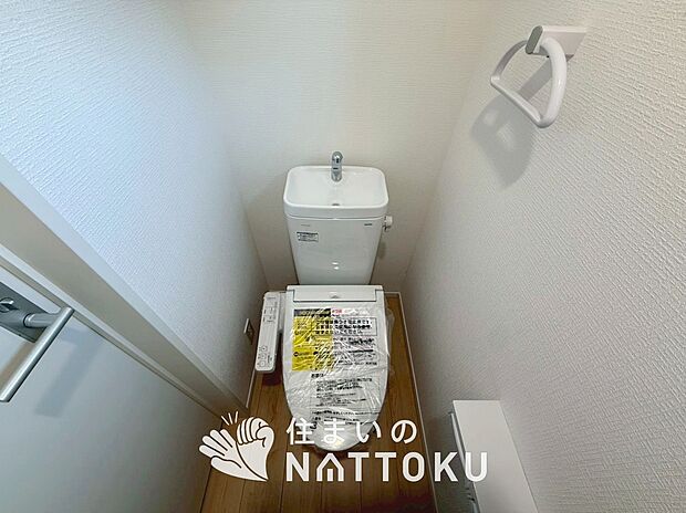 【トイレ】汚れてもサッとひと拭きでお手入れ簡単、エコ仕様の温水洗浄便座付きのトイレです。
バリアフリーにも配慮しています。

