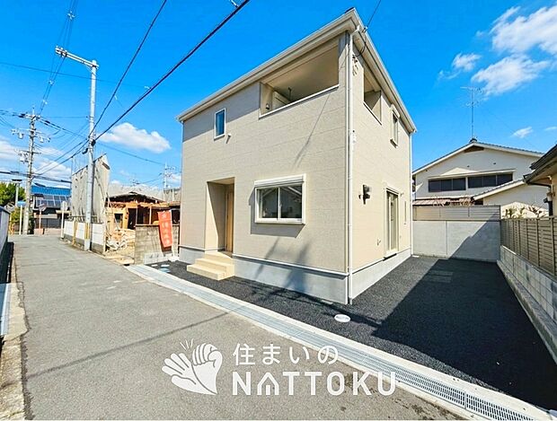 【現地写真（前道含む外観）】軽くて火災に強い屋根材を採用し、地震時の建物への負担や揺れを軽減しています。
