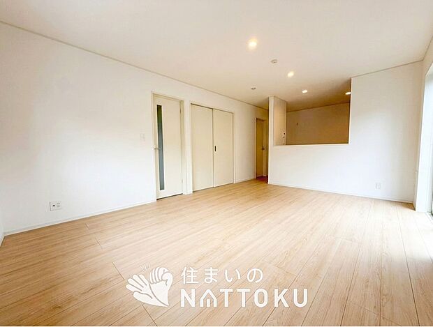 【現地写真（リビング）】フローリング材には、木目、色調など木材特有の風合いがあり、ナチュラルな美しさになっています。