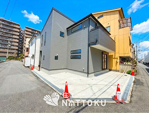 【現地写真(外観)】雨で汚れを落とし、耐久性・耐候性に優れた外壁を使用しています。