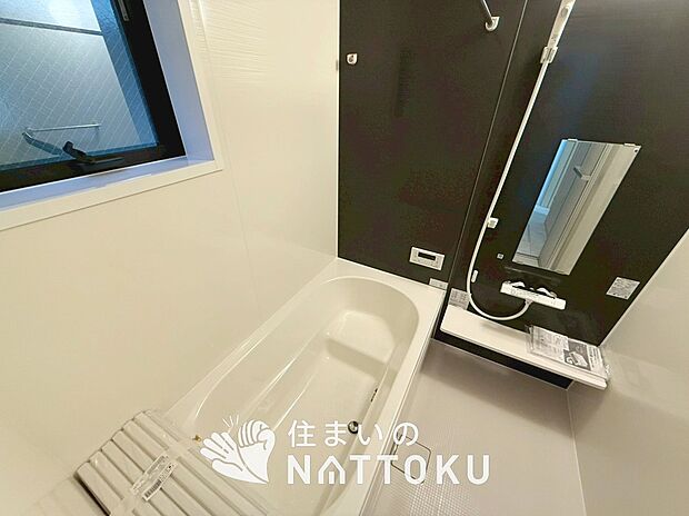 【現地写真(浴室)】浴室暖房乾燥機付き。1坪タイプで広々です。