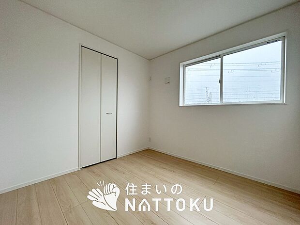 【現地写真（寝室）】木目の美しさを際立たせるシンプルデザインの建具を使用しています。