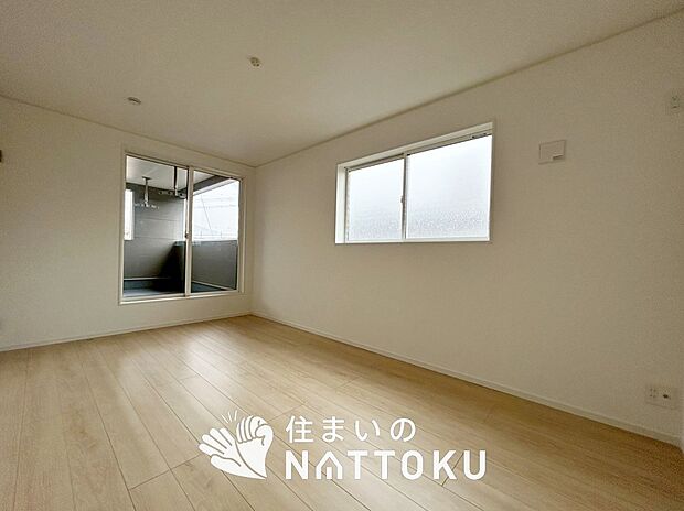 【現地写真（洋室）】木目の美しさを際立たせるシンプルデザインの建具を使用しています。