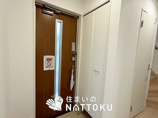 【現地写真（玄関）】玄関には、大型のシューズ収納を設置しています。