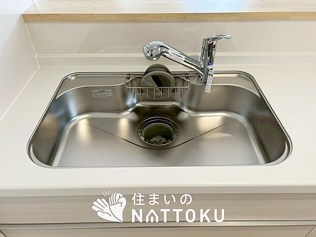 【浄水器一体型シャワー水栓付シンク】広々とした凸型シンクに洗剤ポケットを標準装備。すっきり収納できます。
また、蛇口の先端に浄水器を内蔵しているため場所をとりません。
