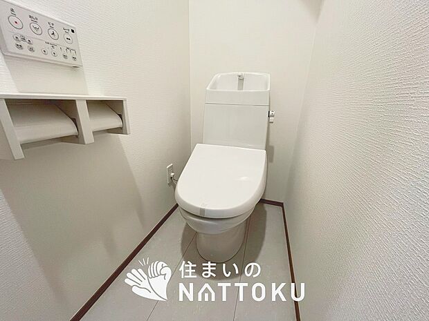 【トイレ】汚れてもサッとひと拭きでお手入れ簡単、エコ仕様の温水洗浄便座付きのトイレです。
バリアフリーにも配慮しています。

