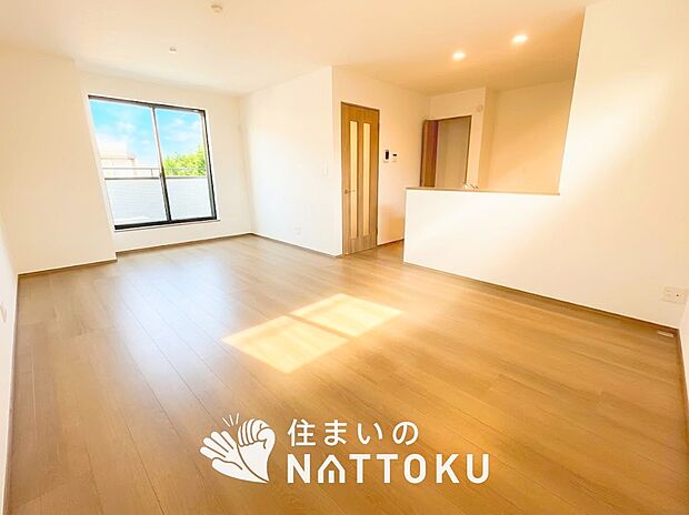 【現地写真（リビング）】フローリング材には、木目、色調など木材特有の風合いがあり、ナチュラルな美しさになっています。