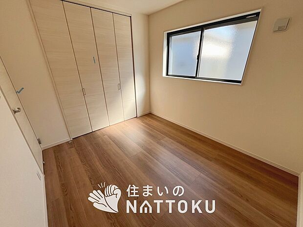 【現地写真（寝室）】木目の美しさを際立たせるシンプルデザインの建具を使用しています。