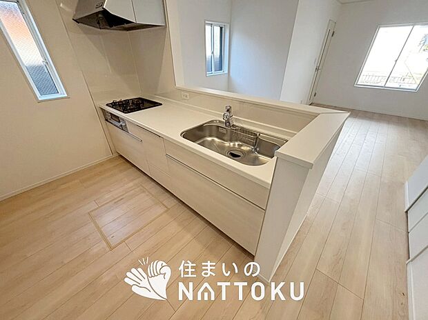 【現地写真（キッチン）】収納たっぷりのシステムキッチン、浄水器付水栓を標準装備しています。