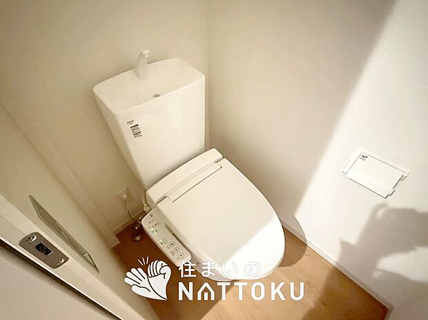 【トイレ】汚れてもサッとひと拭きでお手入れ簡単、エコ仕様の温水洗浄便座付きのトイレです。
バリアフリーにも配慮しています。