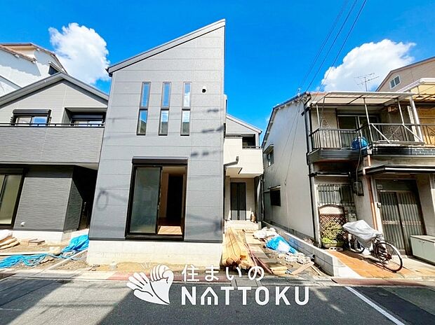 【現地写真(外観)【2号地】】軽くて火災に強い屋根材を採用し、地震時の建物への負担や揺れを軽減しています。