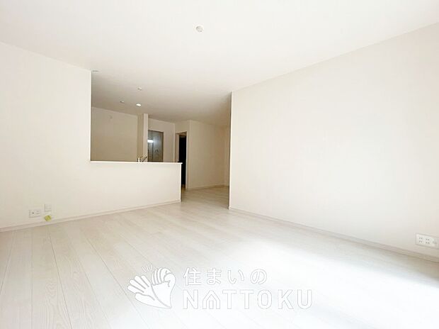 【現地写真(リビング)】フローリング材には、木目、色調など木材特有の風合いがあり、ナチュラルな美しさになっています。