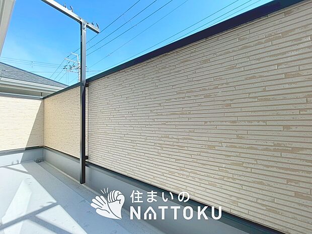 【バルコニー】奥行きが広く、洗濯物をゆったりと干せる十分な広さで、家族の洗濯も捗ります。