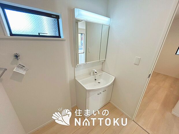 【洗面台・洗面所】鏡の両サイドは、必要なものを取出しやすく、大きな鏡面で朝の準備も快適。
使いやすいリフトアップ機能付きのシングルレバーシャワー水栓付です。
