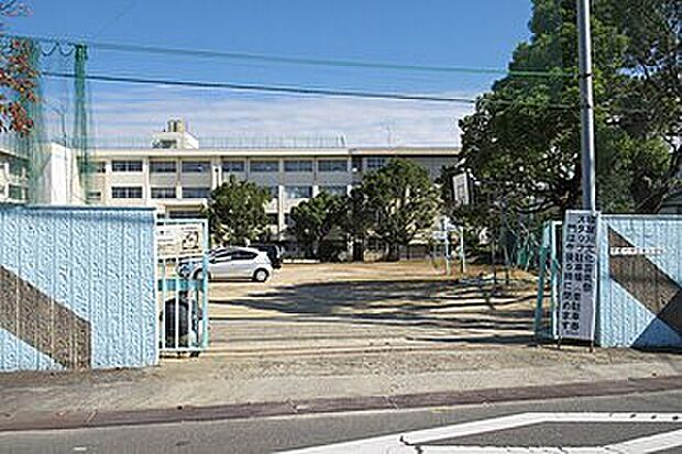 寝屋川市立東小学校（約1,600m）
