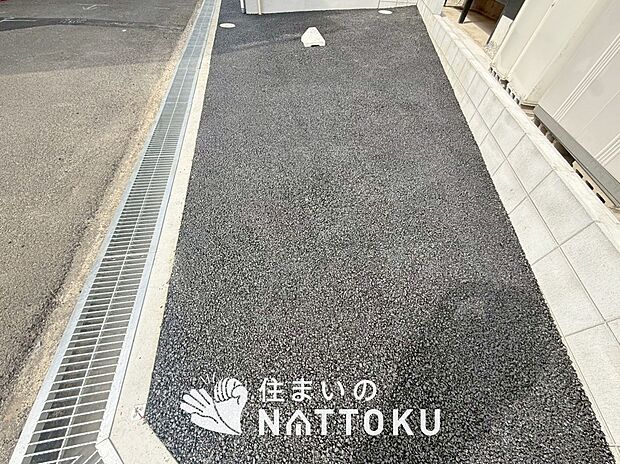 【現地写真（駐車場）】駐車スペースが広く、運転が苦手な方も安心です。