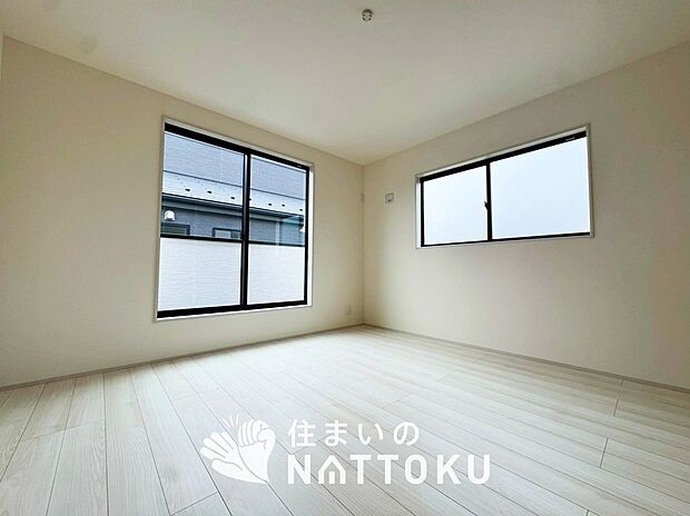 【現地写真（寝室）】木目の美しさを際立たせるシンプルデザインの建具を使用しています。