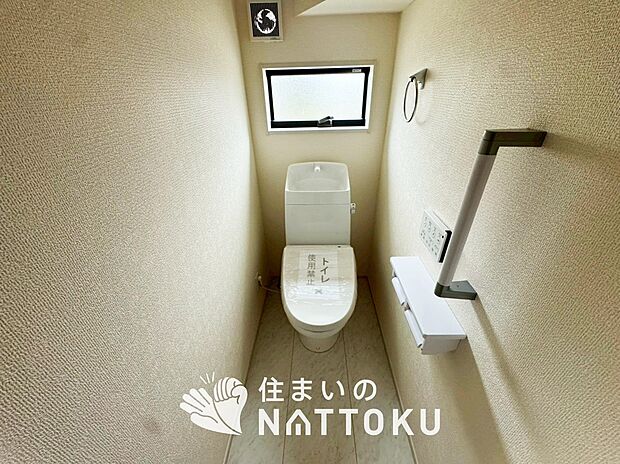 【トイレ】汚れてもサッとひと拭きでお手入れ簡単、エコ仕様の温水洗浄便座付きのトイレです。
バリアフリーにも配慮しています。
