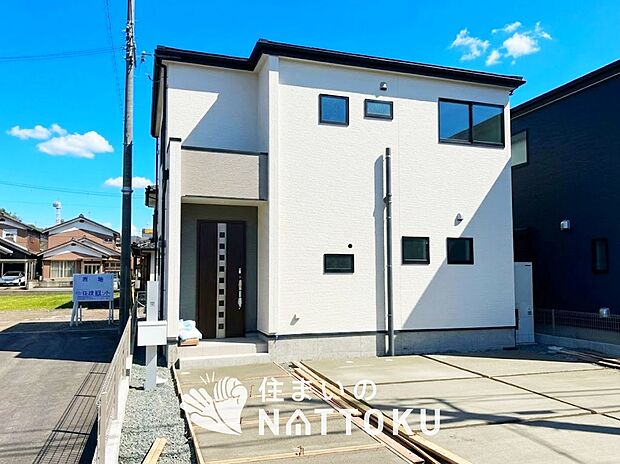 【現地写真（外観）【２号地】】軽くて火災に強い屋根材を採用し、地震時の建物への負担や揺れを軽減しています。