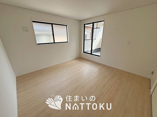 【現地写真（寝室）】木目の美しさを際立たせるシンプルデザインの建具を使用しています。