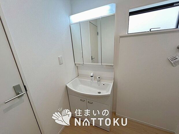 【洗面台・洗面所 】鏡の両サイドは、必要なものを取出しやすく、大きな鏡面で朝の準備も快適。
使いやすいリフトアップ機能付きのシングルレバーシャワー水栓付です。
