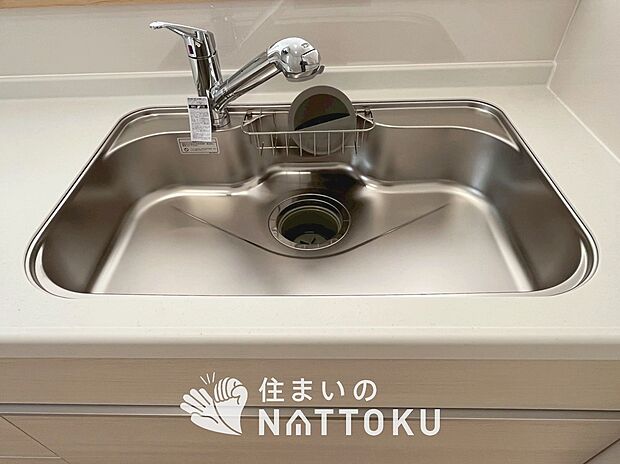 【浄水器一体型シャワー水栓付シンク】広々とした凸型シンクに洗剤ポケットを標準装備。すっきり収納できます。
また、蛇口の先端に浄水器を内蔵しているため場所をとりません。
