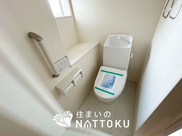 【トイレ	 】汚れてもサッとひと拭きでお手入れ簡単、エコ仕様の温水洗浄便座付きのトイレです。
バリアフリーにも配慮しています。
