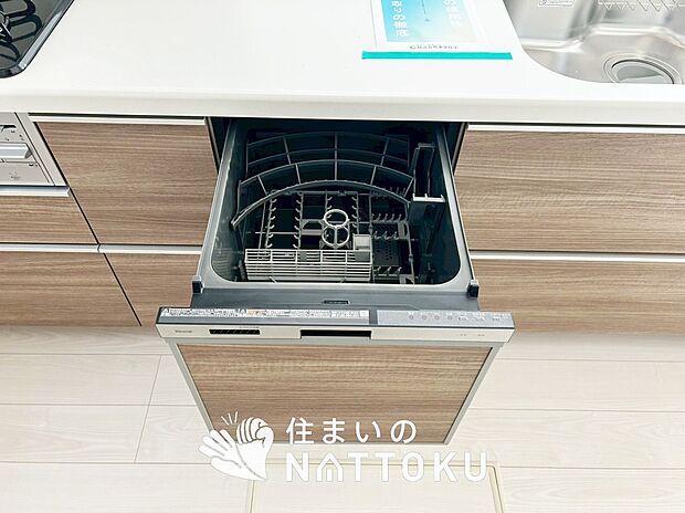 【食器洗い乾燥機】食後の時間にゆとりを与えてくれる食器洗い乾燥機。
操作ボタンも上面にあるので、腰をかがめずに操作ができラクラクです。
