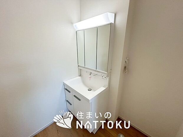 【洗面台・洗面所 】鏡の両サイドは、必要なものを取出しやすく、大きな鏡面で朝の準備も快適。
使いやすいリフトアップ機能付きのシングルレバーシャワー水栓付です。
