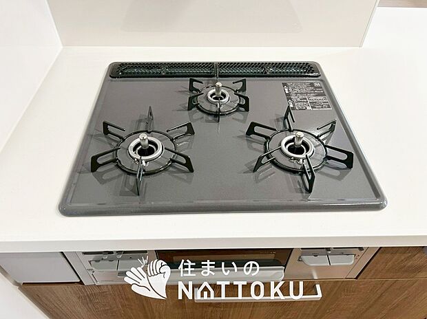 【ビルトインコンロ	 】フラットな構造で清掃性が高く、過熱防止センサー付３口タイプで日頃の家事も快適です。
