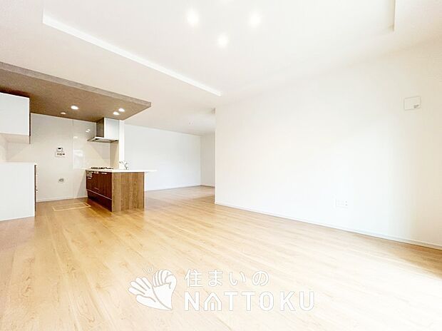 【現地写真（リビング）】フローリング材には、木目、色調など木材特有の風合いがあり、ナチュラルな美しさになっています。