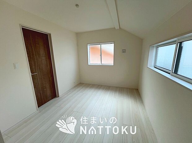 【現地写真（洋室）】木目の美しさを際立たせるシンプルデザインの建具を使用しています。