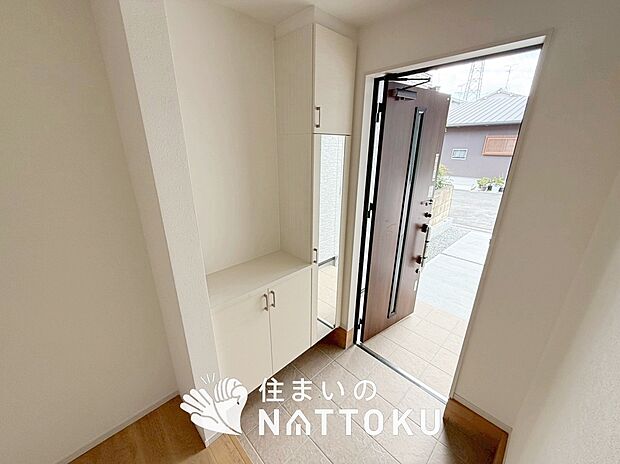 【現地写真(玄関)】玄関には、大型のシューズ収納を設置しています。