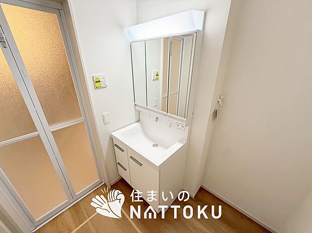 【洗面台・洗面所 】鏡の両サイドは、必要なものを取出しやすく、大きな鏡面で朝の準備も快適。
使いやすいリフトアップ機能付きのシングルレバーシャワー水栓付です。