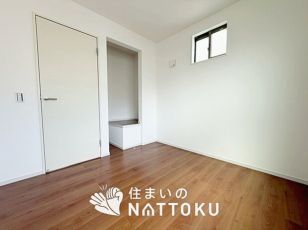 【現地写真(寝室)】木目の美しさを際立たせるシンプルデザインの建具を使用しています。