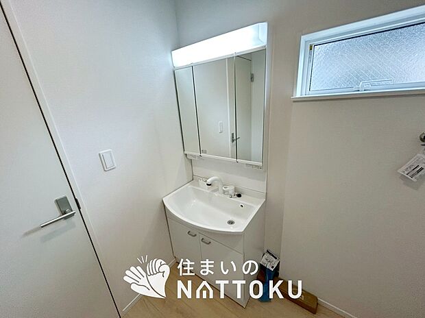 【洗面台・洗面所 】鏡の両サイドは、必要なものを取出しやすく、大きな鏡面で朝の準備も快適。
使いやすいリフトアップ機能付きのシングルレバーシャワー水栓付です。