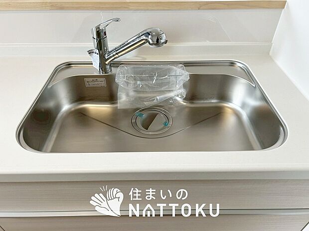 【浄水器一体型シャワー水栓付シンク】広々とした凸型シンクに洗剤ポケットを標準装備。すっきり収納できます。
また、蛇口の先端に浄水器を内蔵しているため場所をとりません。