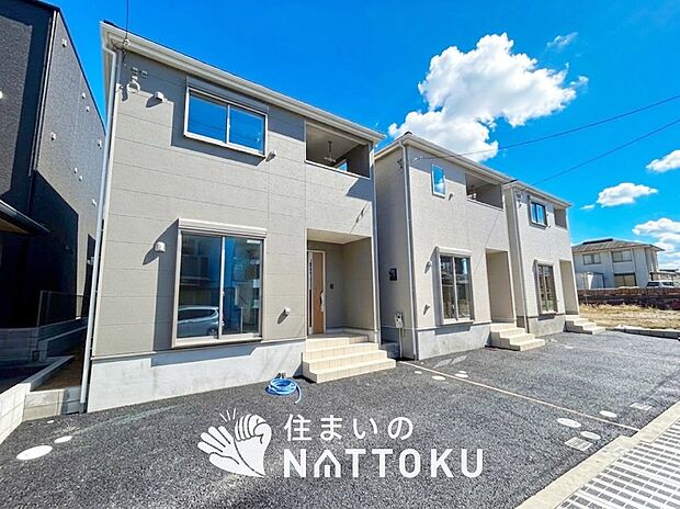 【現地写真(街並み)】軽くて火災に強い屋根材を採用し、地震時の建物への負担や揺れを軽減しています。