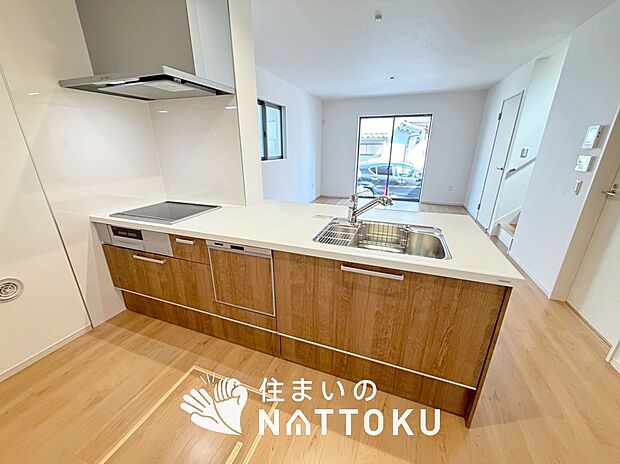 【現地写真（キッチン）】フローリング材には、木目、色調など木材特有の風合いがあり、ナチュラルな美しさになっています。