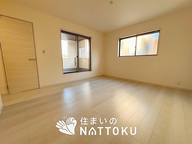 【現地写真（寝室）】木目の美しさを際立たせるシンプルデザインの建具を使用しています。