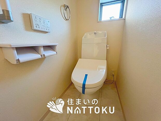 【トイレ	 】汚れてもサッとひと拭きでお手入れ簡単、エコ仕様の温水洗浄便座付きのトイレです。
バリアフリーにも配慮しています。
