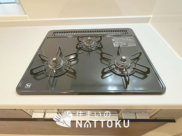 【ビルトインコンロ】フラットな構造で清掃性が高く、過熱防止センサー付３口タイプで日頃の家事も快適です。