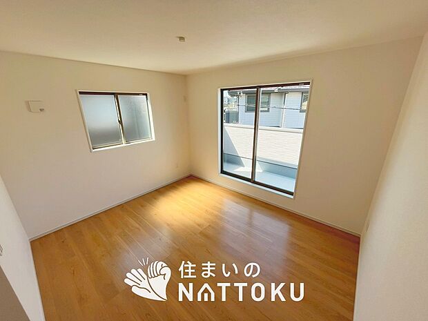 【現地写真（寝室）】木目の美しさを際立たせるシンプルデザインの建具を使用しています。